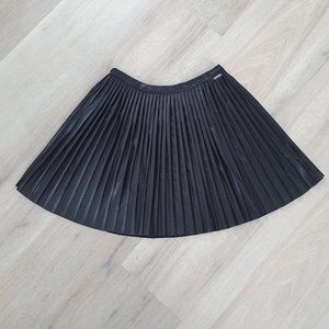 GUESS Pleated Leather-look skirt.